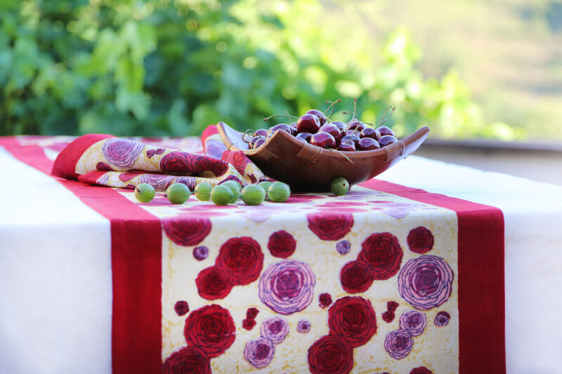 Chemin de table Renoncule vert rouge